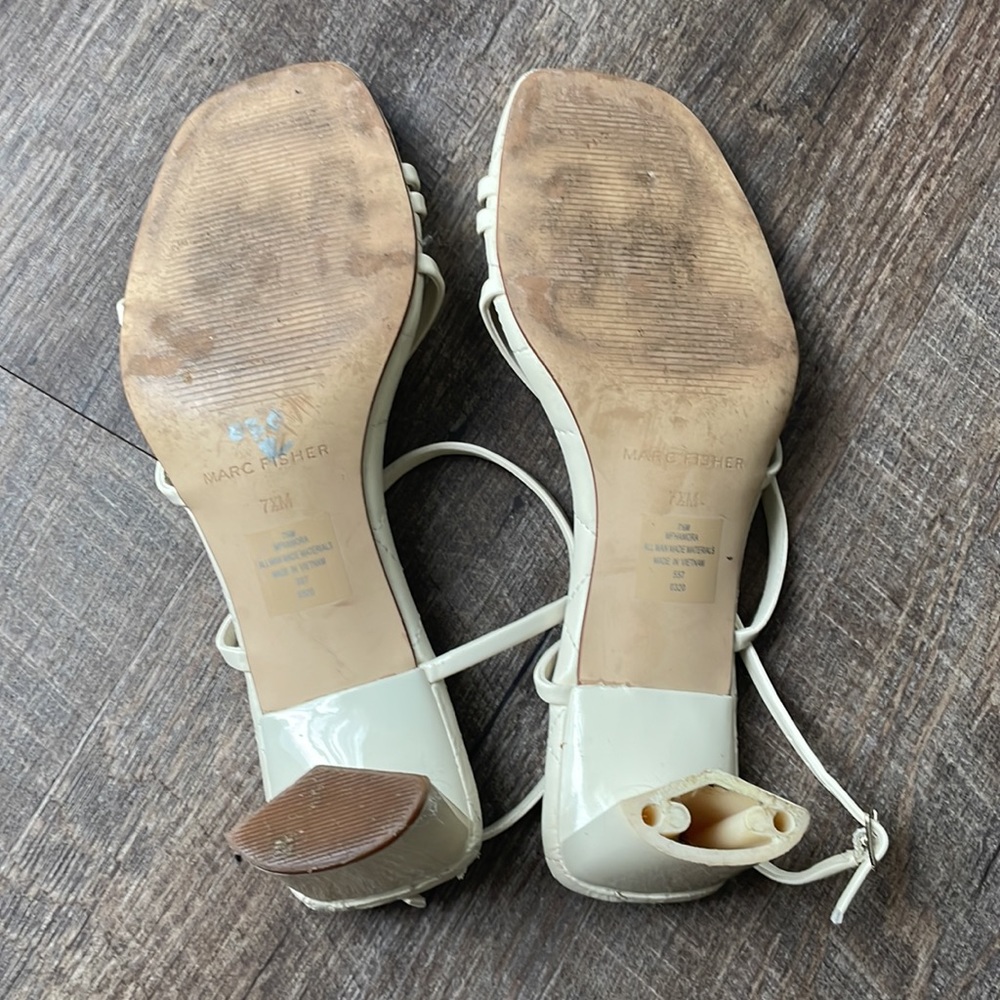 Strappy 90’s sandals - Picture 2 of 4